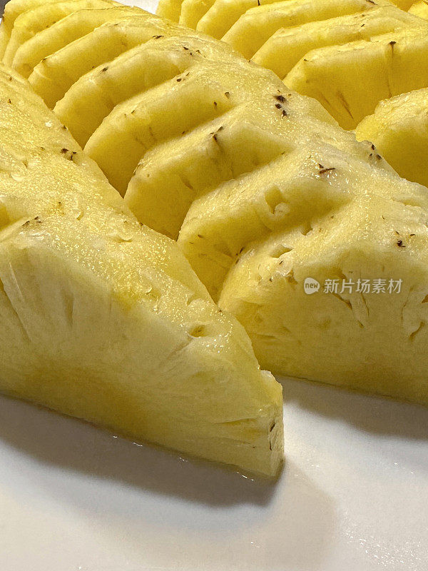 特写图像酒店自助早餐自助展示的白色盘子的排菠萝(Ananas comosus)成分自制水果沙拉，重点在前景
